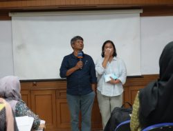 Orangtua Mahasiswi UGM Ini Kuliah Menggantikan Anaknya yang Meninggal Dunia