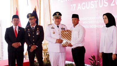 Pj Bupati Bekasi Dedy Supriyadi Serahkan SK Remisi Umum Warga Binaan Lapas Kelas II A Cikarang