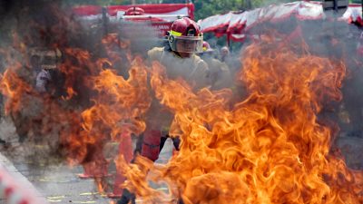 Petugas Damkar Perusahaan Uji Keterampilan di Cikarang
