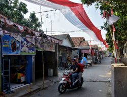 Bendera Merah Putih 600 Meter Hiasi Kampung Rengasbandung Barat