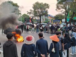 Demo Mahasiswa di Bekasi: Jalan Chairil Anwar Ditutup