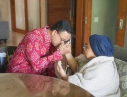 Anies Baswedan Pakai Tenun Merah ke DPP PDI Perjuangan