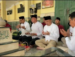 Jelang Daftar ke KPU Besok, Tri Adhianto – Harris Bobihoe Ziarah ke Makam KH Noer Alie    