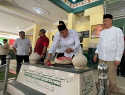 Ziarah ke Makam KH Noer Alie Menguatkan Citra Tri Adhianto Sosok Nasionalis-Agamis