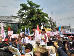 Diantar Ribuan Warga, Tri Adhianto – Harris Bobihoe Naik Delman Menuju KPU Kota Bekasi