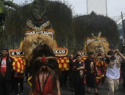 Reog Ponorogo hingga Barongsai Iringi Pendaftaran Tri Adhianto – Harris Bobihoe ke KPU Kota Bekasi