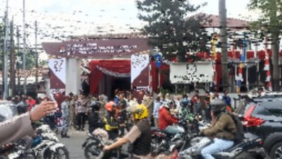 Berbagai Atribut Pendukung Paslon Sambut Pendaftaran Tri-Harris di KPU Kota Bekasi