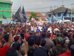 Palang Pintu Cegat Tri Adhianto-Abdul Harris Bobihoe Masuk ke KPU Kota Bekasi