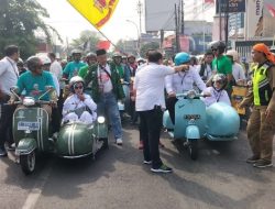 Heri-Sholihin Kendarai Vespa Menuju KPU Kota Bekasi