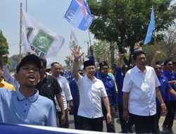 Dani-Romli Daftar ke KPU, Dikawal Komunitas Ojek Online hingga Ibu-ibu Pengajian   