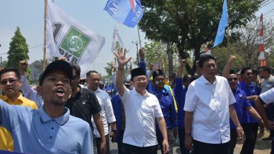 Dani-Romli Daftar ke KPU, Dikawal Komunitas Ojek Online hingga Ibu-ibu Pengajian   