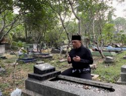 Calon Wali Kota Bekasi Heri Koswara Ziarah Makam Orangtua Sebelum Mendaftar ke KPU Kota Bekasi