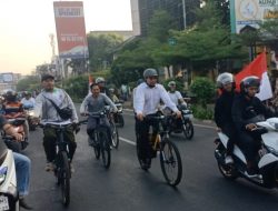 Penuhi Nazar, Anggota DPRD Kota Bekasi Terpilih Nawal Husni Bersepeda Menuju Tempat Pelantikan