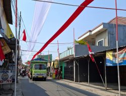 Umbul-umbul Merah Putih 750 Meter Membentang di Atas Jalan Rawa Mulya Mustikajaya