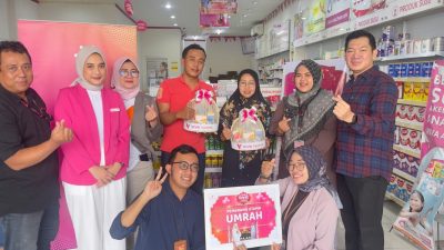 VIVA Apotek Wujudkan Impian Umrah Dua Pelanggan