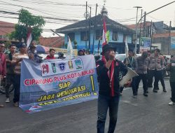 KPU Kota Bekasi Digeruduk Mahasiswa di Hari Pertama Pendaftaran