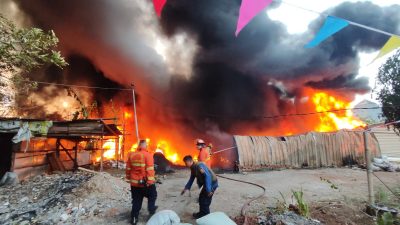 Gudang Rongsokan di Pondok Gede Terbakar, Puluhan Kambing Gosong