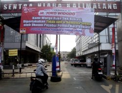 Warga Paguyuban Ruko Sentra Niaga Kalimalang Copot Segel Palang Parkir