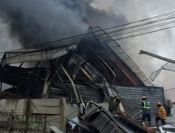 Kebakaran Landa Area Produksi Pabrik Lilin di Jatimulya, Api Membesar Setelah Ledakan Kedua