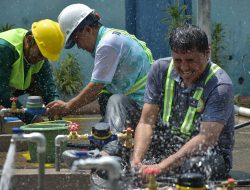 Lomba Merangkai Sambungan Langganan Asah Keterampilan Karyawan Perumda Tirta Bhagasasi