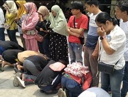 Pelajar Sujud di Kaki Orangtua Usai Diamankan Polisi