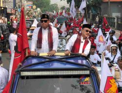 Hadiri Deklarasi Kampanye Damai, Tri Adhianto Kenakan Peci Hitam Siluet Bergambar KH Noer Ali sebagai Penghormatan