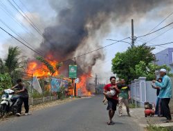 Kebakaran Melanda Gudang Palet di Jatimulya, Warga Selamatkan Anaknya