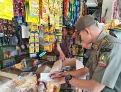 Sejumlah Pedagang Rokok Ilegal Dibawa ke Kantor Bea Cukai Bekasi   