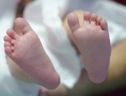 Warga Rawalumbu Temukan Bayi di Pinggir Jalan, Polisi Buru Pelaku   