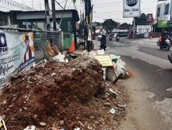 Galian di Jalan Jatimekar Dibiarkan Acak-acakan