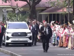 Tiba di Istana Negara, Paus Fransiskus Disambut Puluhan Anak Berbusana Adat