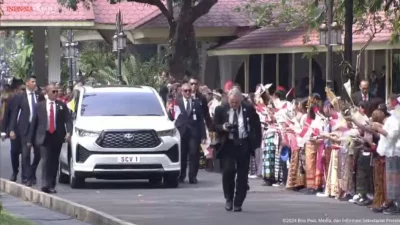 Tiba di Istana Negara, Paus Fransiskus Disambut Puluhan Anak Berbusana Adat