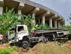 Sopir Ngantuk, Truk Terjun dari Tol Cibitung-Cilincing