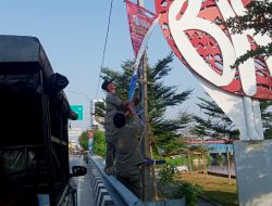 Satpol PP Beredel Atribut Bakal Calon Wali Kota Bekasi