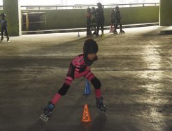 Lintasan Direnovasi, Atlet Sepatu Roda Latihan di Area Gedung Parkir Stadion Candrabhaga