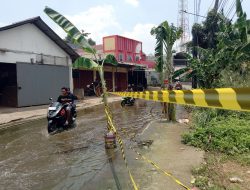 Jalan Lurah Namat Licin Berlumut, Warga Protes dengan Tanam Pohon Pisang