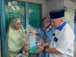 Kunjungi Warga dan Masuk Gang Sempit, Cagub Jabar Ahmad Syaikhu Bagikan Telur ASIH dan Makanan Bergizi