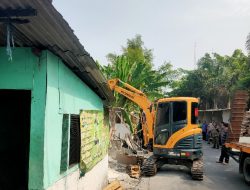 Distaru Kota Bekasi Robohkan 12 Bangunan Ilegal di Pondokgede