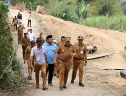 Dinas SDABMBK Perbaiki Jalan Longsor