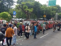 Omset Tergerus Biskita, Sopir Angkot Geruduk DPRD Kota Bekasi