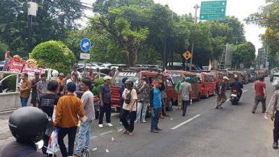 Omset Tergerus Biskita, Sopir Angkot Geruduk DPRD Kota Bekasi