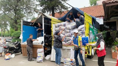 Ribuan Paket Sembako Murah di Rawalumbu Ludes Diserbu Warga