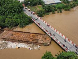 Kapal Tongkang Sepanjang 30 Meter Hanyut Terbawa Arus Kali Bekasi, Begini Kronologinya