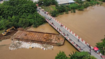 Kapal Tongkang Sepanjang 30 Meter Hanyut Terbawa Arus Kali Bekasi, Begini Kronologinya