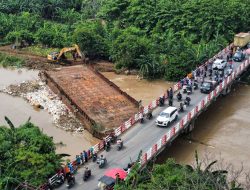 Jembatan di Desa Muarabakti Retak Tertabrak Tongkang