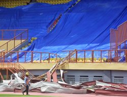 Perbaikan Belum Jelas, Bangku Penonton Stadion Wibawa Mukti Ditutup Terpal