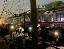Tiang LAA Sekitar Stasiun Bekasi Tumbang Menimpa Dua Kereta, Jalur Tak Bisa Dilintasi    