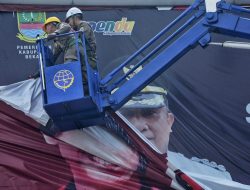 Masa Tenang Pilkada: Petugas Gunakan Mobil Crane untuk Copot APK  di Kabupaten Bekasi