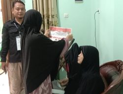 Pilkada 2024, Dua Warga Lansia di Duren Jaya Semangat Gunakan Hak Pilih di Rumah