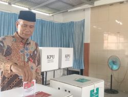 Uu Saeful Mikdar Tampil Gagah Mengenakan Kemeja Batik di TPS 038 Padurenan
